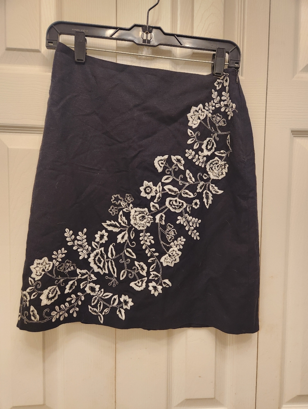 Larry Levine Petite Black Linen Blend Skirt With White Embroidery